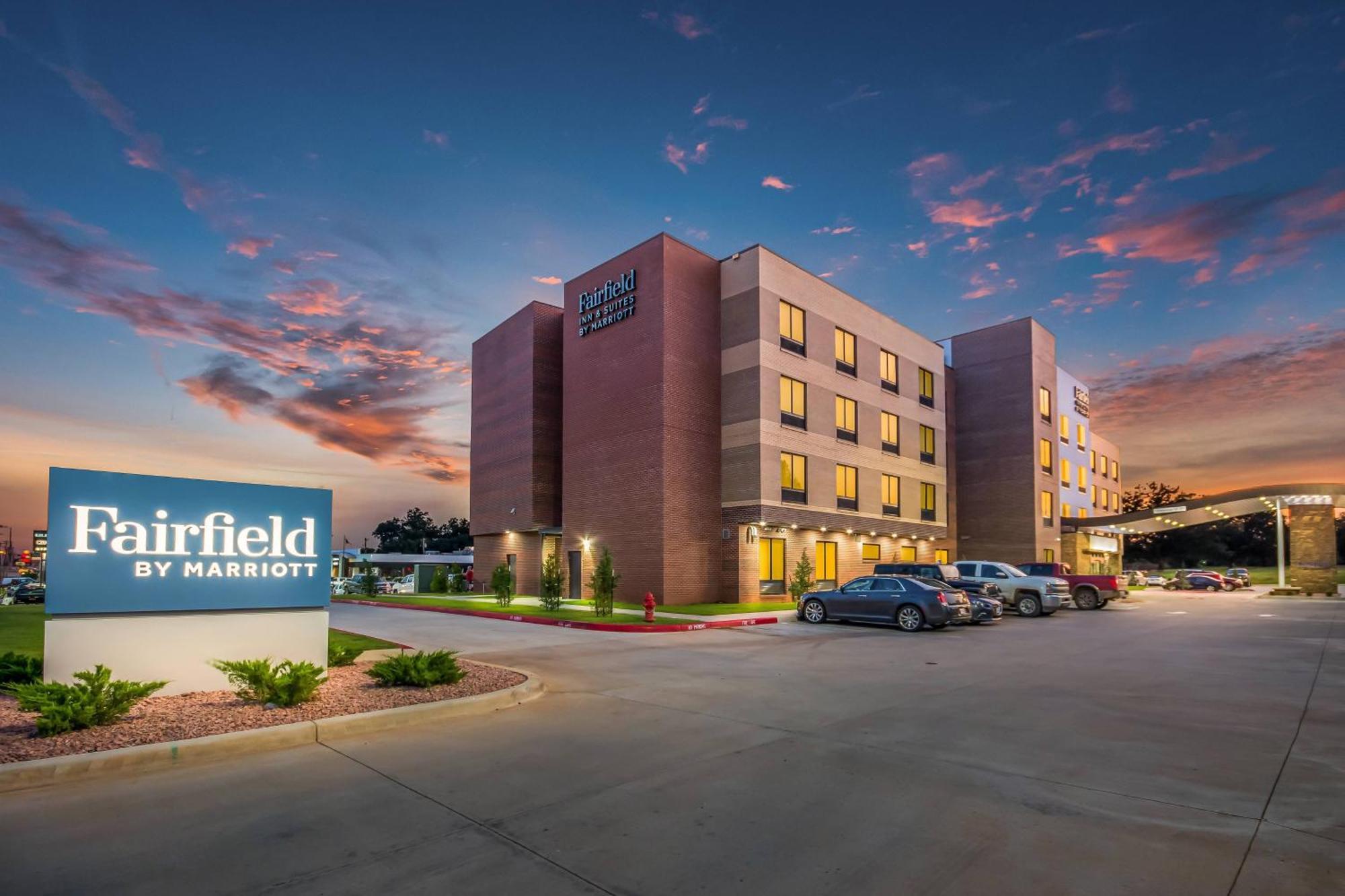 Fairfield Inn & Suites By Marriott Чикаша Екстериор снимка